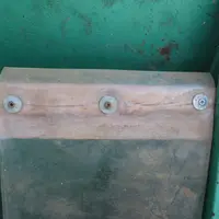 Un simple chevron en bois a été boulonné au-dessus de l’auge, un peu comme une tringle à rideau. Sur ce même chevron, les bandes de plastique ont été