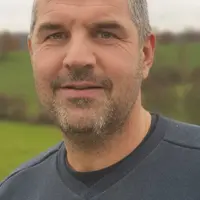 Laurent Perelade, éleveur d’un troupeau de 150 mères Blondes d’Aquitaine sur 250 hectares de SAU en bio à dominante herbagère (180 ha de prairies) à B