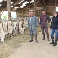 Sophie et Michel travaillent avec leur fils Baptiste. Cette année, les laitonnes ont du être rentrées dès octobre à cause des fortes pluies. © S. Bour