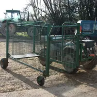 La cage comporte à l’avant une porte maintenue ouverte par un ressort et dont la fermeture se déclenche manuellement depuis le guidon du quad de façon