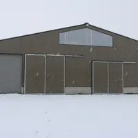 Deux parcs ont été positionnés aux deux extrémités du bâtiment avec la possibilité de mettre dans l’un, un taureau charolais; dans l’autre, un Aubrac