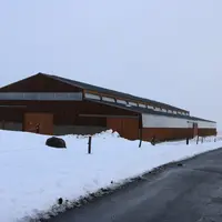 Les tôles en acier permettent à la neige de glisser rapidement.  © F. d'Alteroche