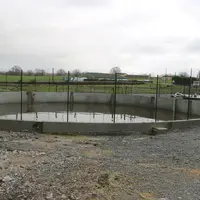 Une fosse extérieure récupère toutes les eaux brunes qui seront ensuite régulièrement récupérées pour servir d’effluent pour une unité de méthanisatio