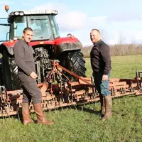 Herser les prairies fait partie des habituelles tâches de fin d'hiver attribuées à Valentin Renic (à gauche) tandis que Benoît Astre (à droite) se rés
