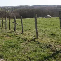 Avant Frédéric enterrait les tuyaux d’eau. Il ne le fait plus car ils se recouvrent de végétation avec le temps. Les tuyaux courent le long de clôture