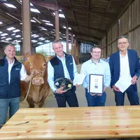 La signature du contrat en juin dernier avec de gauche à droite : Martial Oster, éleveur, Michel Biero, directeur exécutif Achats Lidl France, Stéphan