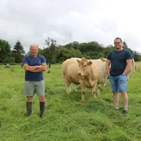 Laurent Schmitt et son fils Maxime. «Sur l'élevage je ne vise pas forcément pour mes génisses de renouvellement des croissances de très haut niveau ma