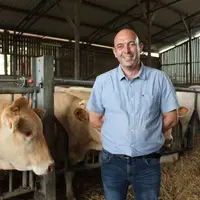 Depuis quatre ans, Benoît Vignon fait vêler ses génisses à deux ans.