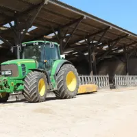 L’éleveur distribue l’alimentation avec un godet désileur. Il possède un tracteur, son matériel de fenaison, son pulvé, une herse rotative et une char