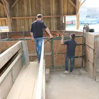 7 Et 7 bis La porte est très lourde mais facile à pousser. Initialement une petite roue fixée en haut et à droite de la porte visait à faire reposer u