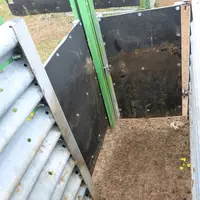 Ici, l’extrémité du couloir de contention du côté de l’entrée latérale (à gauche et fermée sur cette photo). Les portes sont réalisées avec des barriè