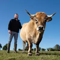 Anthonny Barriol, en Gaec avec son frère Bertrand à Cézens dans le Cantal.