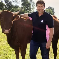 Éric Fabre, éleveur dans le Cantal. « Les résultats ont été meilleurs sur les parcelles sursemées avec un travail du sol plus agressif et un passage d