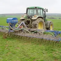 Début septembre, la prairie permanente est « endormie » et peu concurrentielle mais les jours raccourcis. Au printemps, il faut que le sursemis ait le