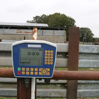 Le plateau en aluminium de 3 mètres de long sur 70 centimètres de large (poids 50 kg) est totalement autonome et déplaçable grâce à son boîtier qui fo