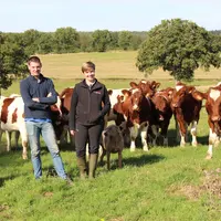Charlotte et Pierre Debosque, avec Patrick Buret de Bovins croissance. Le troupeau se caractérise par sa mixité et sa finesse d’os.