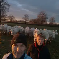 Cyril Chavanon et son épouse. « Le changement rapide des paddocks limite le piétinement et la dégradation de la prairie même en période humide.»