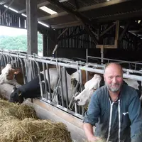 Marc Dumas, 28 vaches laitières pour 195 000 litres de lait en bio sur 43 ha de SAU à Saint-Symphorien-en-Lay, dans la Loire.