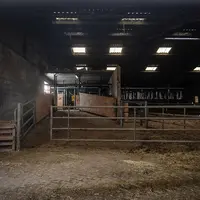 L’ancienne salle de traite des vaches laitières, production abandonnée au profit du tout allaitant en 2017, est accessible par une rampe en béton. Grâ