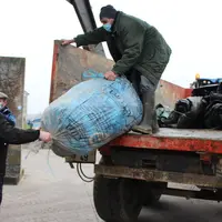 Jean-Paul Toueille, éleveur laitier à Ombrée d’Anjou dans le Maine-et-Loire apporte les plastiques usagés au point de collecte chez Pelé Agri Conseil.