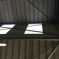 Il n’y a pas d’ouverture au niveau du faîtage. Les sorties d’air se font au niveau des tôles perforées intercalées entre les panneaux translucides sit