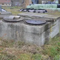 Un regard situé à l’avant de la citerne de 40 m3 permet d’atteindre le tuyau d’évacuation du trop-plein en cas d’arrivée massive d’eau.