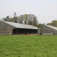 Les panneaux photovoltaïques ont permis à l’éleveur de construire un nouveau bâtiment en 2010 pour accueillir les femelles et passer au 100 % IA. Un s
