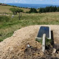 Les deux bacs sont à niveau constants et le trop plein repart vers le ruisseau via des tuyaux enterrés.
