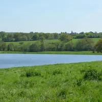 La réserve d’eau est désormais ancienne mais est d’actualité pour sécuriser le système fourrager et en particulier la ration d’engraissement.