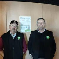 Claude et David Yvernault. " On a eu la volonté de faire de la viande avec de l’herbe. Aujourd’hui nos 60 femelles de réforme sont finies avec une rat