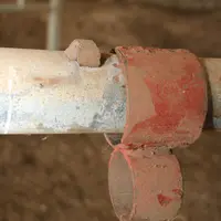 Cette barrière est immobilisée et plaquée contre sa voisine par l’intermédiaire d’une petite bande métallique soudée en forme de "8". L’un des deux ro