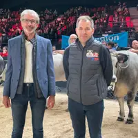 Christian Asna (à gauche) est éleveur en Gaec avec ses enfants sur trois communes de la Haute-Garonne et de l’Ariège. Émeric Jouhet prend la direction