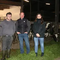 Yoann Bizet (au centre de la photo), accompagné de son apprenti Lucas Roulleaux, en BTS PA et de Léa Bonin, responsable R&D élevage chez TSE). Il va a
