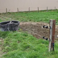 Sur les 9,5 hectares de prairies qui ne sont pas traversées par le ruisseau, Florent Jasserand a aménagé un réseau d'eau qui alimente les abreuvoirs d