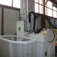 Le caisson muni d'une télécommande permet de contrôler toutes les fonctions de la machine (rotation sur 360°, avancement à plusieurs vitesses, déroule