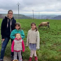Marie Cayrel-Bourgade et ses trois filles, Louise, Adèle, et Elise, éleveuse à Trélans en Lozère  © DR