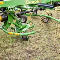 La petite toupie montée sur parallélogramme est animée par le circuit hydraulique du tracteur.