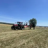En position transport l’andaineur Kverneland 9670 S Evo présente une largeur de 2,85 mètres et une hauteur de 3,99 mètres (3,5 mètres en retirant les