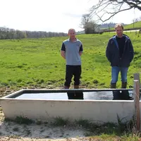 Julien et Nicolas Chardeau disposent maintenant de 25 bacs en béton de 1 000 litres, qui alimentent pratiquement toutes les surfaces en pâtures.
