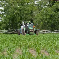 Traitement sur maïs. Tracteur, pulvérisateur et rampe. Produit phytosanitaire. Pesticides. Désherbage de post-levée ?