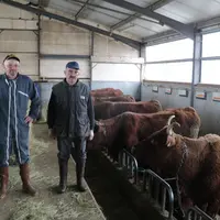 De gauche à droite, Julien et Martial Guillaume à Saint-Bonnet-de-Salers, dans le Cantal