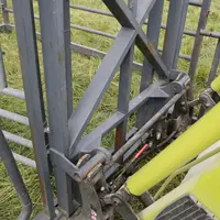 La cage se charge à l'avant comme un godet. Le levier de verrouillage s'enclenche automatiquement au niveau du bras de relevage.