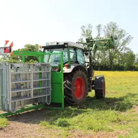 Les barrières se fixent sur les supports et l'ensemble est transporté sur l'attelage trois points du tracteur.