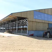 Le bâtiment mesure 30 mètres de large sur 110 mètres de long. Le pan sud-est sera couvert de panneaux photovoltaïques de 390 kWc sur bac acier. Il se