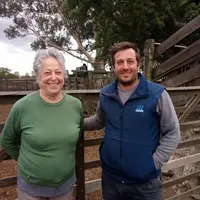 L’éleveur en cycle complet Álvaro Lezca, 39 ans, est aussi vétérinaire. Il pose ici à côté de sa mère, Graciela Barolin. Ils élèvent ensemble 515 bovi