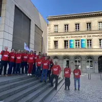 Ce jeudi 25 mai 2023, la Fédération nationale bovine et Jeunes Agriculteurs se sont rassemblés devant le ministère de l'Economie et des Finances pour