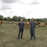 Vincent Chesnay (à gauche), chef d'exploitation de la ferme Le Bon Friche à Lalleu : élevage bio d’Angus, limousines et Takumi avec son salarié nouvel