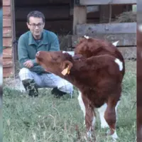 Pascal Berthelot, ancien journaliste et éleveur dans le Maine-et-Loire, dans son exploitation agricole