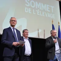 Le ministre de l'Economie, Bruno Le Maire, en visite au salon, accompagné par Jacques Chazalet, président du Sommet de l’élevage et Patrick Bénézit, p