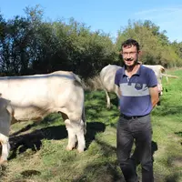 Matthieu Aucourt. "À l’automne, après plus de huit mois de stockage sous bâche géotextile, le fumier n'est pas devenu pâteux, il est beaucoup plus fri
